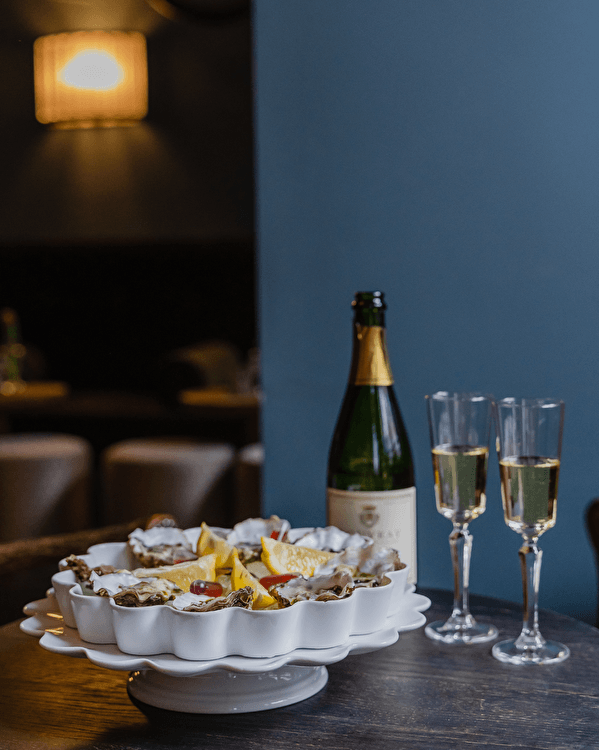 Hotel Monastere Cafe Louis Oesters Cremant Bubbels Bar Service Vieren